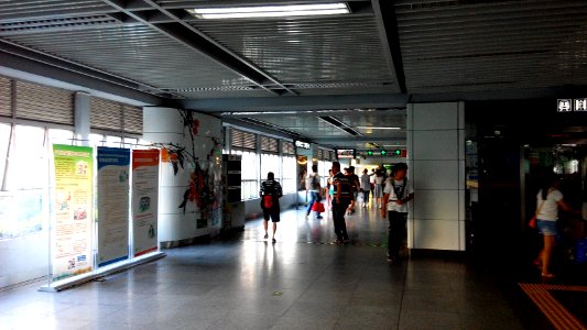 Shenzhen Metro Line 3 Dafen Sta Concourse photo