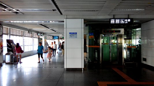Shenzhen Metro Line 3 Nanlian Sta Concourse photo