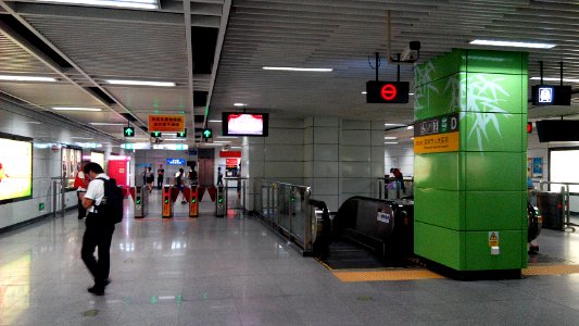 Shenzhen Metro Line 3 Cuizhu Sta Concourse photo