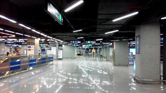 Shenzhen Metro Line 7&9 Chegongmiao Sta Concourse facing 7&9 photo