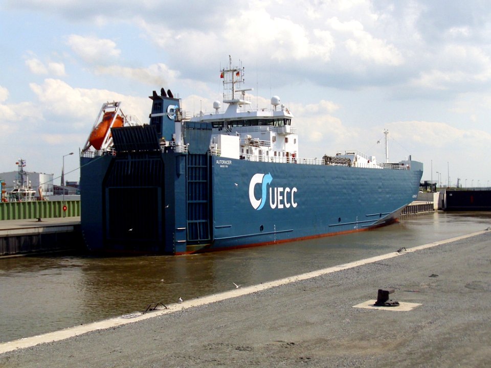 Ship Autoracer in Kaiserschleuse