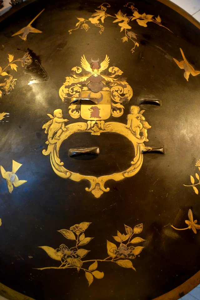 Shield (detail), Japan, 1640-1650 AD, reportedly ordered by Fredrik Coyet, gold and black lacquer - Östasiatiska museet, Stockholm - DSC09145
