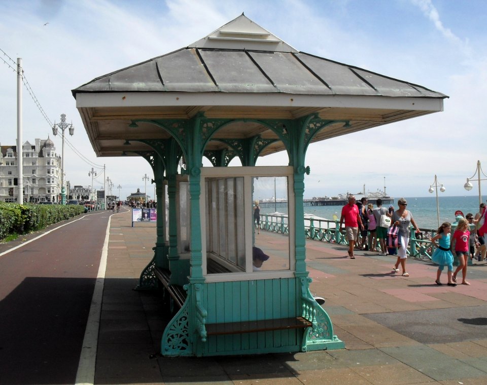 Shelter opposite Grand Hotel, King's Road, Brighton (NHLE Code 1381651) (July 2010)
