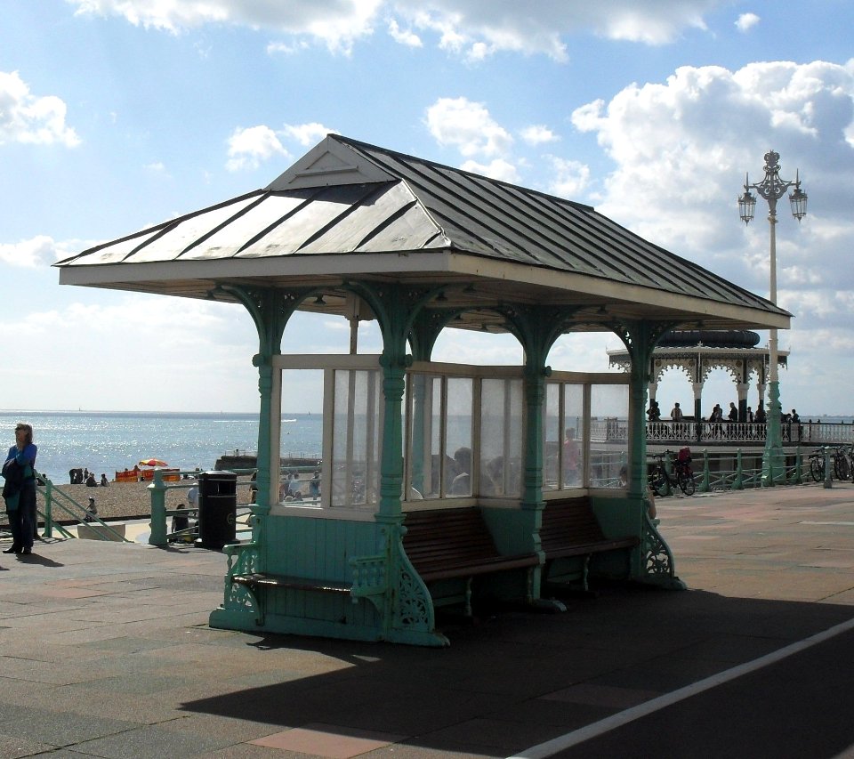 Shelter opposite Oriental Place, King's Road, Brighton (NHLE Code 1381648) (August 2010)