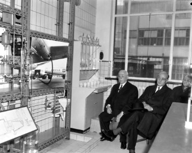 Shell-laboratorium 50 jaar te Amsterdam, dr H van Driel (directeur) tijdens ro, Bestanddeelnr 916-0868