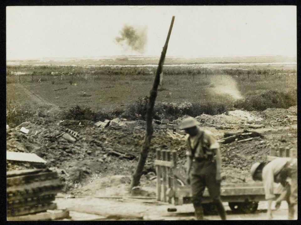 Shells bursting near Thiepval, Bestanddeelnr 158-0171