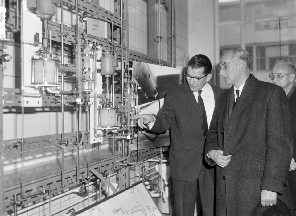 Shell-laboratorium 50 jaar te Amsterdam, minister mr Th H Bot tijdens de rond, Bestanddeelnr 916-0862