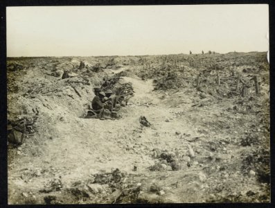 Shell stricken ground and our men occupying an old first line German trench, Bestanddeelnr 158-1017