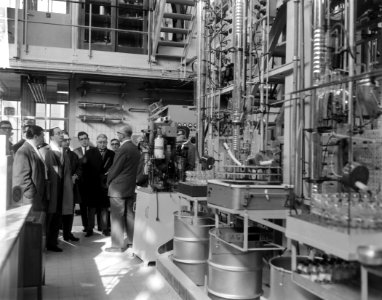 Shell-laboratorium 50 jaar te Amsterdam, dr H van Driel (directeur) tijdens ro, Bestanddeelnr 916-0871