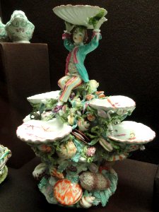 Shell pickle stand and plinth, c. 1765, William Duesbury & Co., Derby, England, glassy soft-paste porcelain, overglaze enamels, gilding - Gardiner Museum, Toronto - DSC00800
