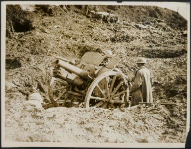 Shell hole as gun position of an advanced battery, Bestanddeelnr 158-2778