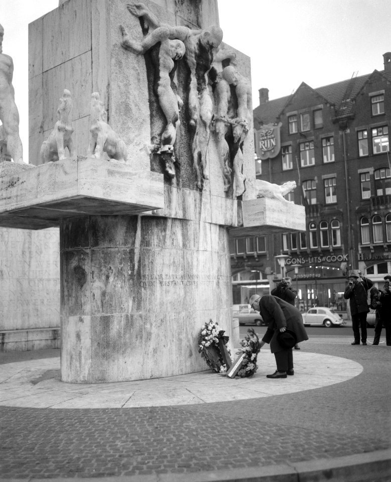 Sir Winston Churchill herdacht bij Nationaal Monument de Dam, de krans wordt gel, Bestanddeelnr 917-3881