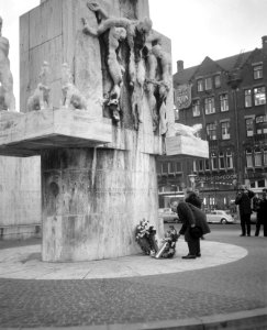 Sir Winston Churchill herdacht bij Nationaal Monument de Dam, de krans wordt gel, Bestanddeelnr 917-3881