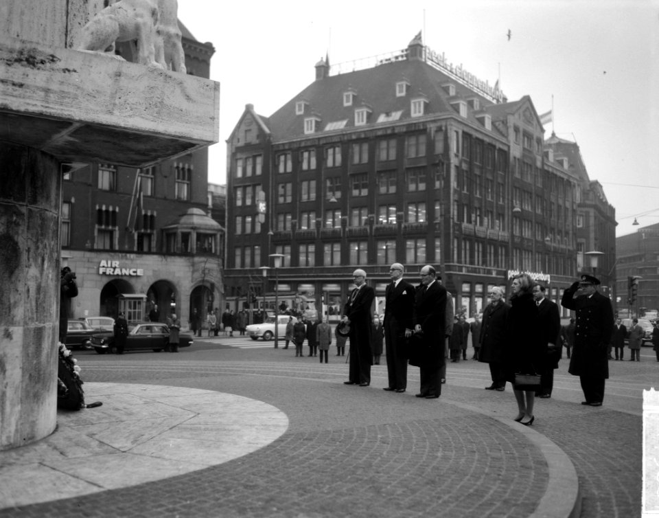 Sir Winston Churchill herdacht bij het Nationaal Monument de Dam, v.l.n.r. wetho, Bestanddeelnr 917-3884