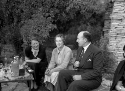 Sir Hubert Wilkins met twee vrouwen in een tuin waarschijnlijk in Schotland of E, Bestanddeelnr 254-3699