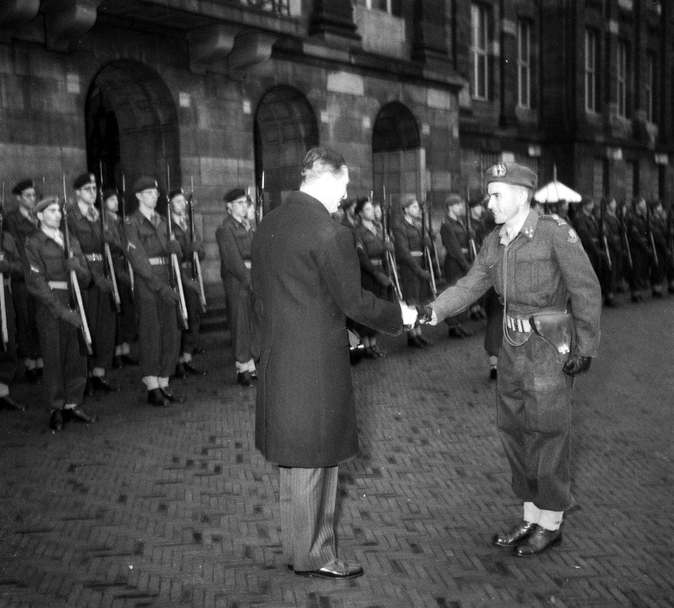 Sir Philip Nichols schudt handen met ..., Bestanddeelnr 904-8859