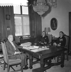 Sir Manley L Power bezoekt min S J Van der Bergh, Bestanddeelnr 910-4965