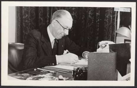 Sir Neville Bland, de Engelse ambassadeur in Nederland, wordt op 6 december 1946, Bestanddeelnr 100-0275