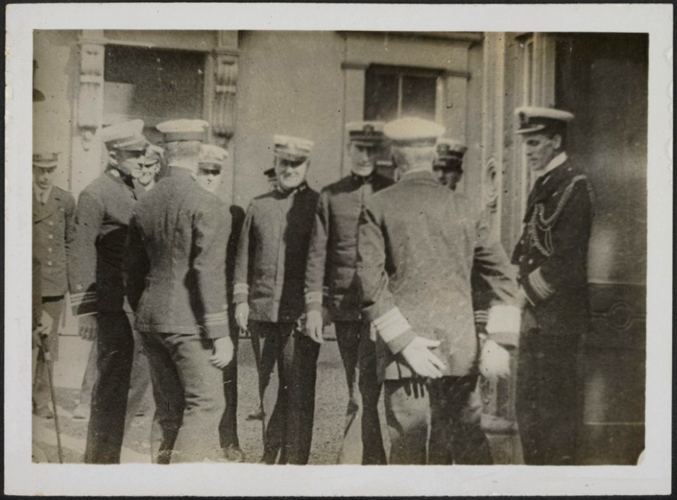 Sir Lewis Bayly KCB greeting the commanding officers at Admiralty House, Bestanddeelnr 158-2358
