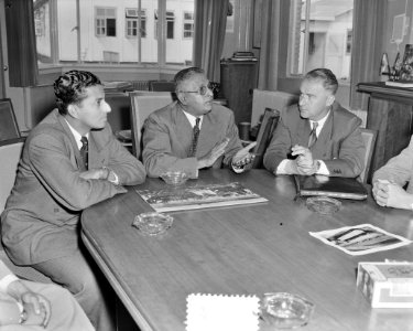 Sir Kotalawala, Minister van Verkeer (Ceylon) op Schiphol, Bestanddeelnr 904-7542