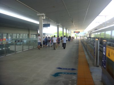Shenzhou Railway Station platform