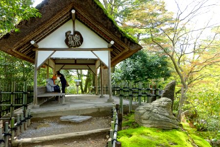 Shelter atop Yamazaki-yama - Kenroku-en - Kanazawa, Japan - DSC09796