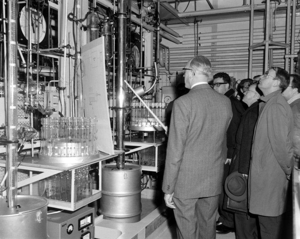 Shell-laboratorium 50 jaar te Amsterdam, dr H van Driel (directeur) tijdens ro, Bestanddeelnr 916-0867