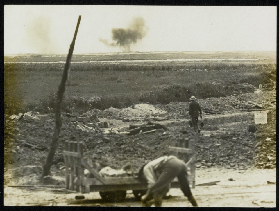 Shells bursting near Thiepval, Bestanddeelnr 158-0176