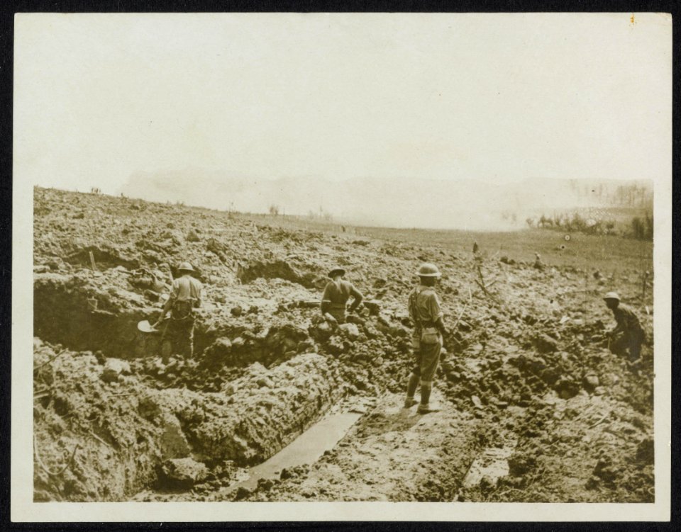Shells bursting in Valley, near Messines, Bestanddeelnr 158-1321