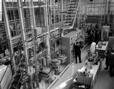 Shell-laboratorium 50 jaar te Amsterdam, dr H van Driel (directeur) tijdens ro, Bestanddeelnr 916-0866