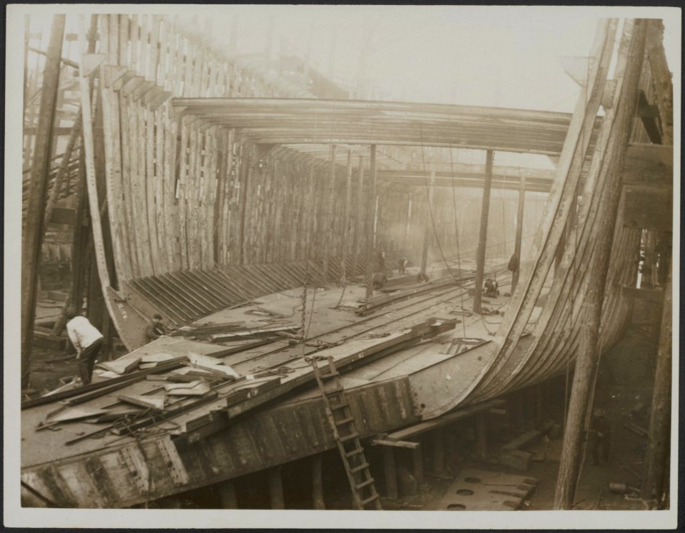 Shell of a standard ship under construction, Bestanddeelnr 158-2666