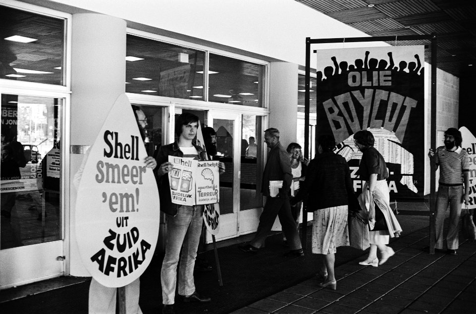 Shell aandeelhoudersvergadering in Congresgebouw in Den Haag demonstranten bij, Bestanddeelnr 930-8350
