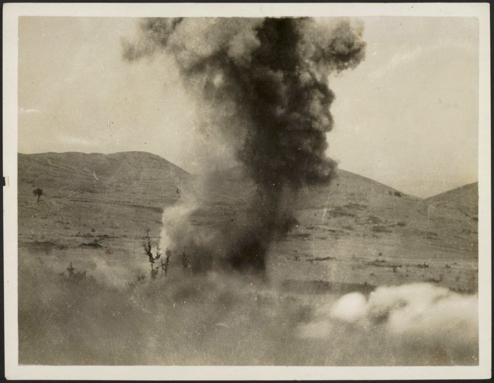 Shell bursting. Top of British trench in immediate foreground, Bestanddeelnr 158-2454