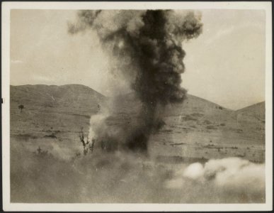 Shell bursting. Top of British trench in immediate foreground, Bestanddeelnr 158-2454
