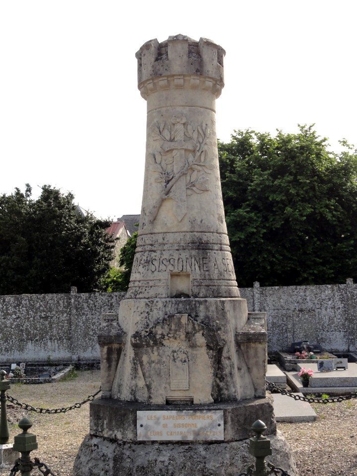 Sissonne (Aisne) cimetière, monument aux morts (01)