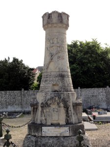 Sissonne (Aisne) cimetière, monument aux morts (01)