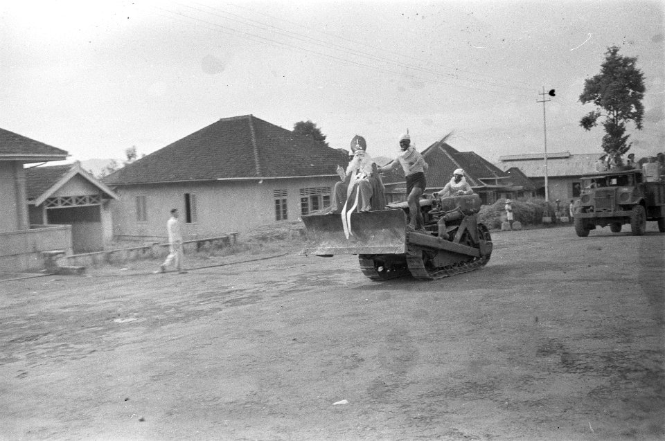 Sinterklaasviering Sinterklaas en Zwarte Pieten op een bulldozer, Bestanddeelnr 453-5-2