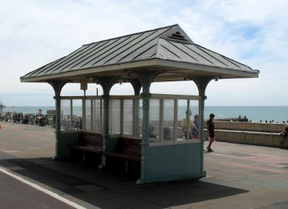 Shelter opposite Western Street, King's Road, Brighton (NHLE Code 1381653) (July 2010)