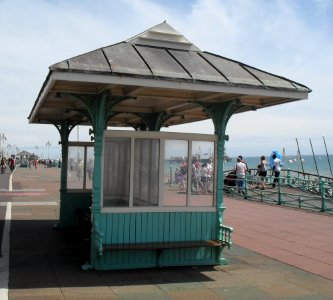 Shelter opposite Metropole Hotel, King's Road, Brighton (NHLE Code 1381652) (July 2010)