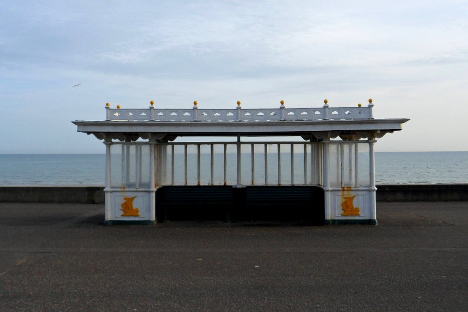 Shelter at Western Esplanade, Hove (south of Langdale Gardens) (NHLE Code 1210002) (August 2013) (1)