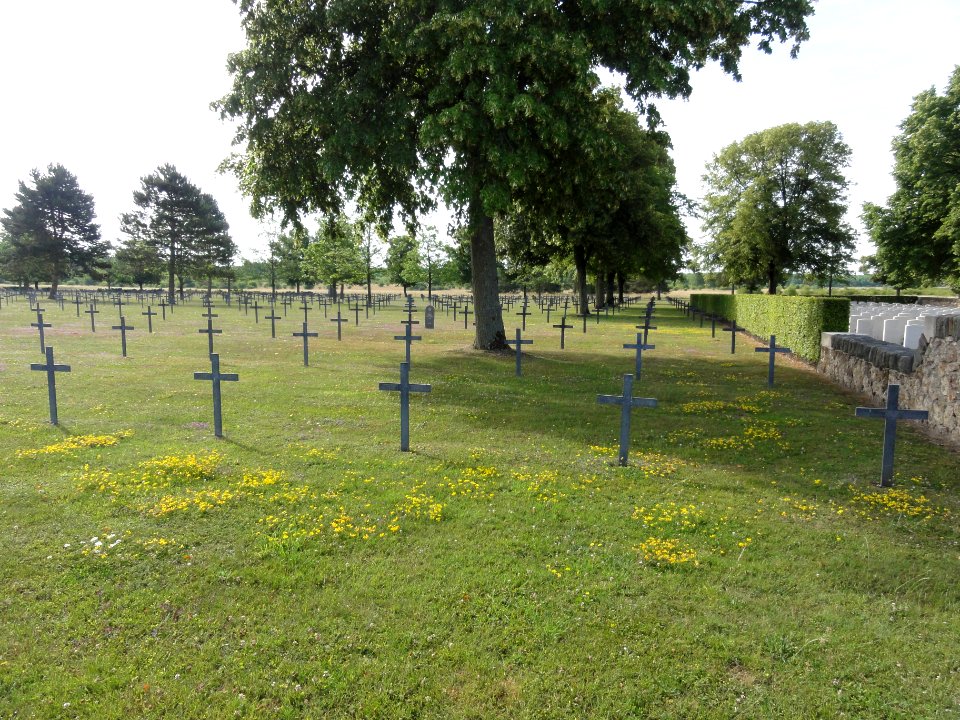 Sissonne (Aisne) Cimetière militaire allemand (01) + British cemetery