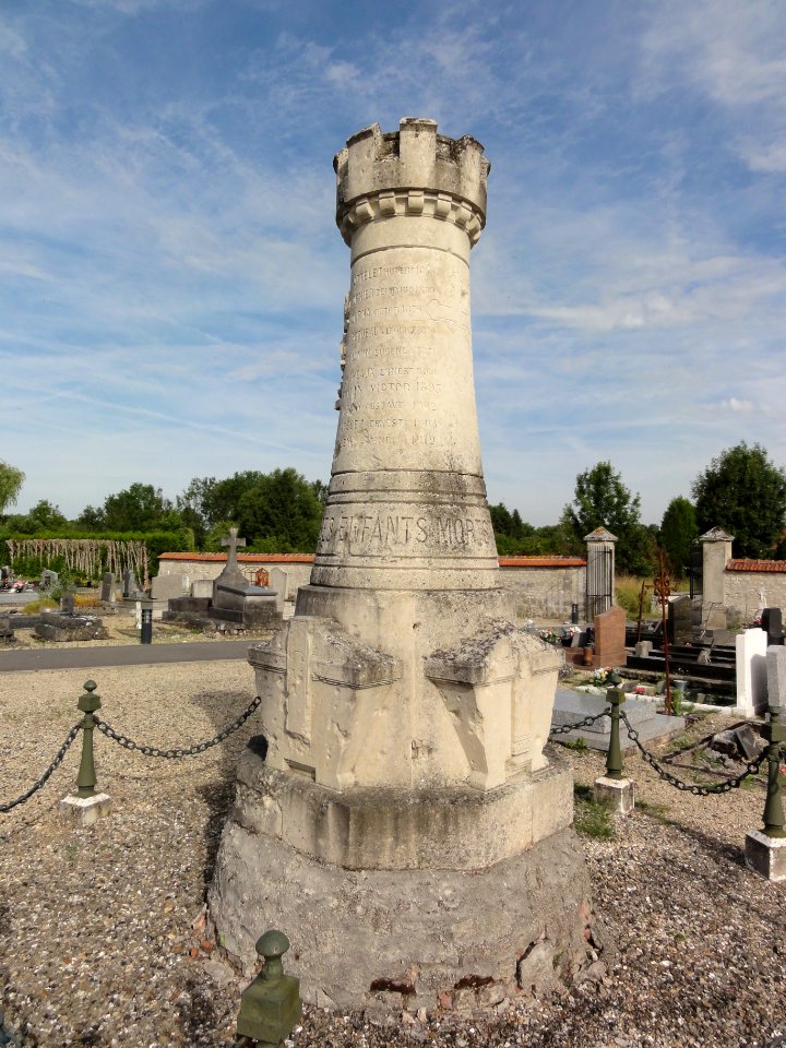 Sissonne (Aisne) cimetière, monument aux morts (02)