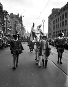 Sint Nicolaas tijdens de intocht op het Damrak, Bestanddeelnr 910-8216