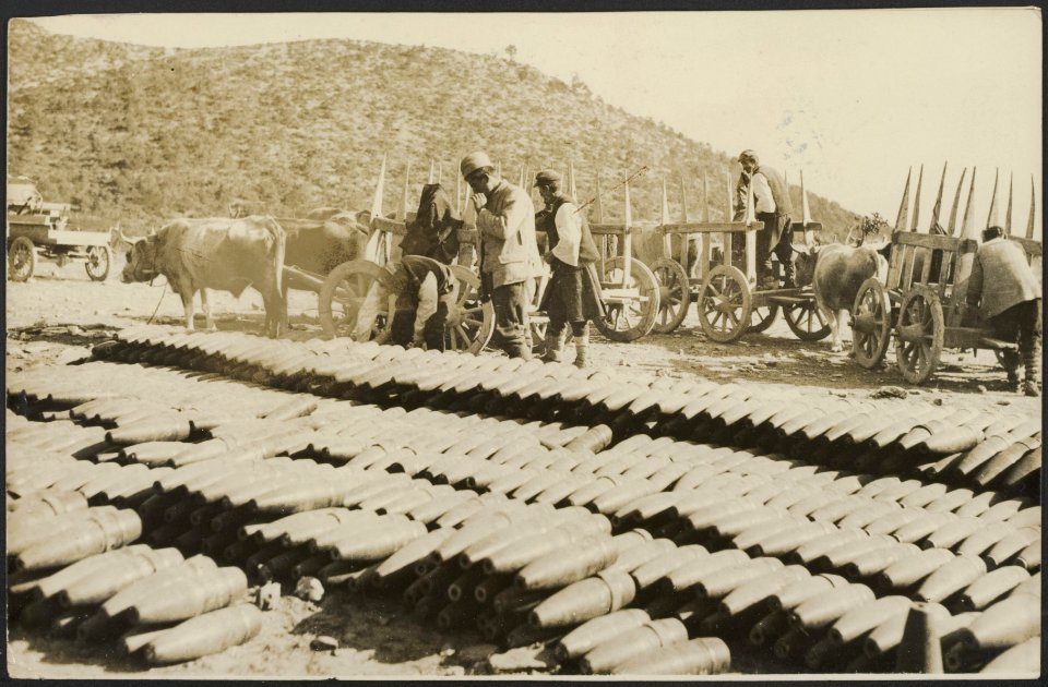 Shells for Serbian guns carried up a mountain by bullock carts, Bestanddeelnr 158-2450