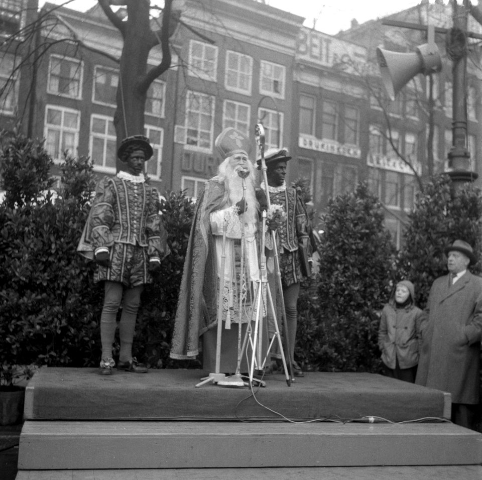 Sint Nicolaas tijdens zijn toespraak, Bestanddeelnr 909-1207