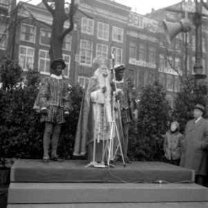 Sint Nicolaas tijdens zijn toespraak, Bestanddeelnr 909-1207