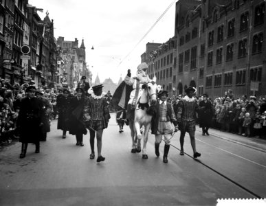 Sint Nicolaas tijdens de intocht op het Damrak, Bestanddeelnr 910-8222