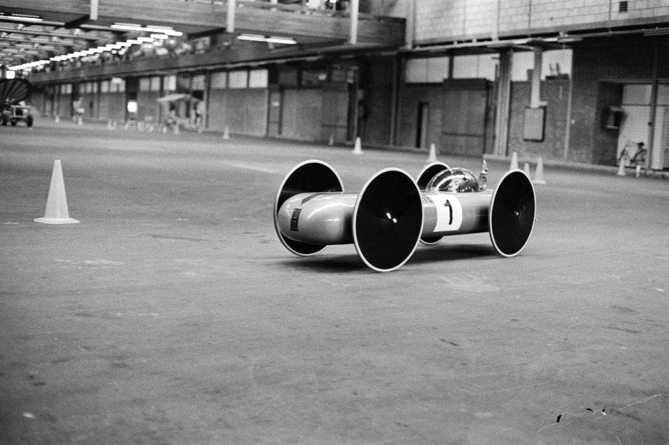 Shell Zuinigheids Marathon in het veilingcomplex CCWS in Honselerdijk het voertuig van de winnende TH Twente tijd de rit, Bestanddeelnr 931-5415
