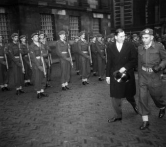 Sir Philip Nichols wordt geëscorteerd, Bestanddeelnr 904-8858