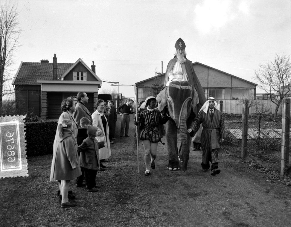 Sint Nicolaas op olifant bezoekt Chemische Fabriek Naarden, Bestanddeelnr 906-8676